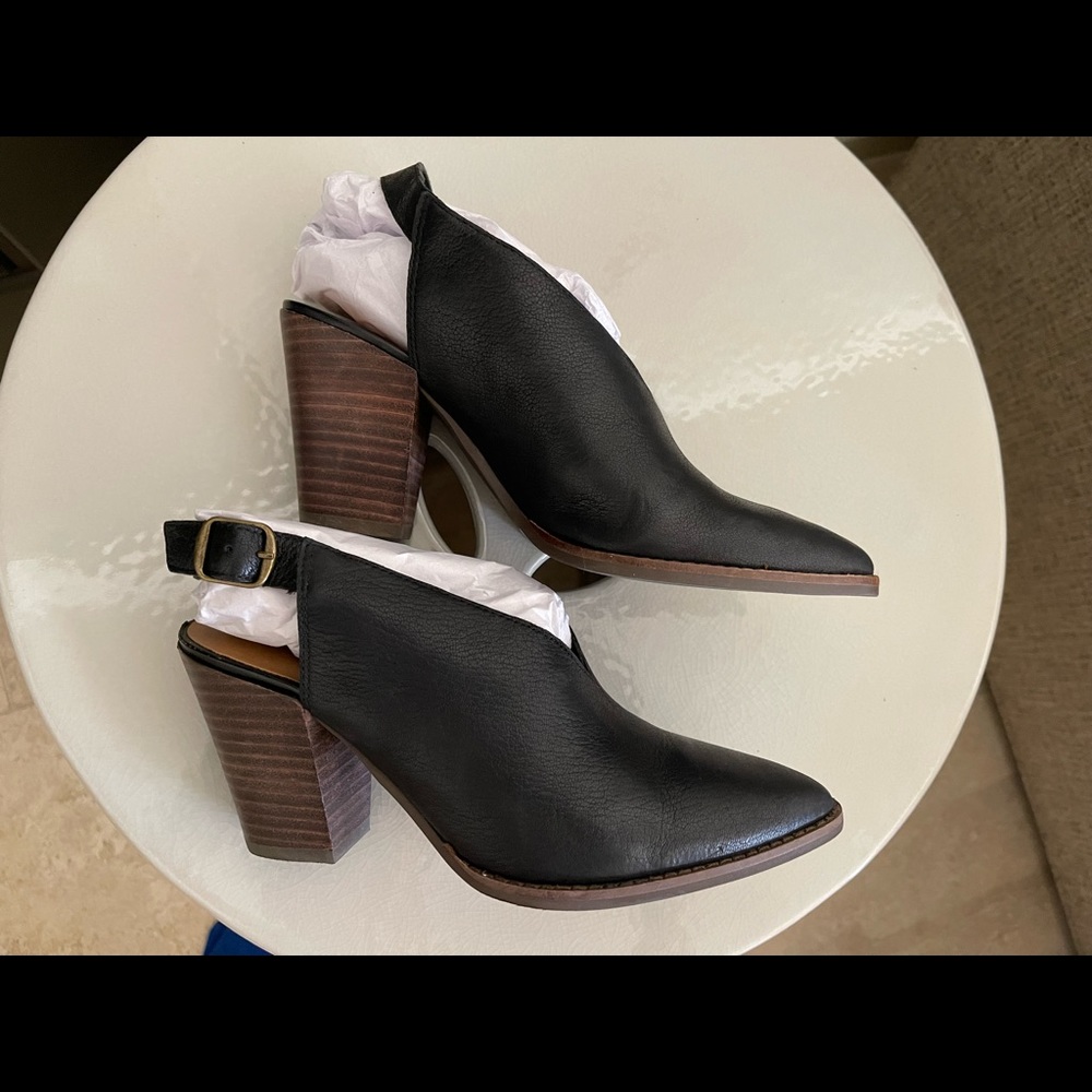 Lucky Brand Black Leather Sandal
